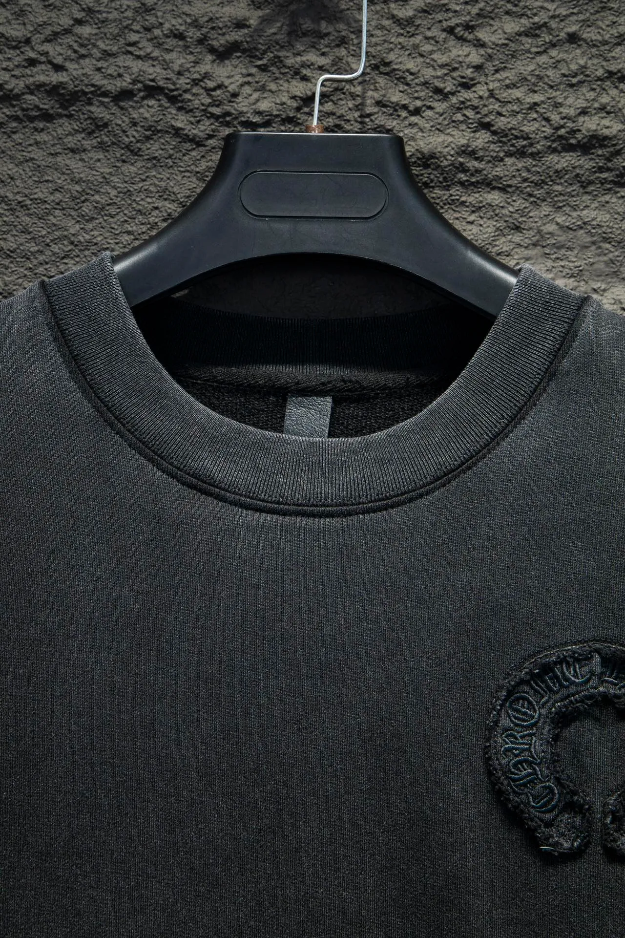 P260 🆕Chrome Hearts Home 420 grams, different from the market, texture is incomprehensible, os version is really charming, Chrome Home is also really unique, every new season's new product version is to the extreme, very practical, can be worn casually, nice✔️ - ⚠️100% cotton, using custom-dyed terry cotton sweatshirt surface, 420g double yarn, comfortable feel Made from imported knitting needle carded cotton, the thickness is moderate, drapey and contoured, making the upper body comfortable! ! It is very tolerant to fat body types and can instantly lose five pounds after wearing it!  Front panel #Back panel hardware elements# The English letters are arranged artistically. Imported Tajima high-density heavy-duty embroidery technology. The fonts are three-dimensional and full. The body is treated with washed and distressed elements, which greatly increases the interest of the clothing; unique visual effects.  Hem Loose closing Double-layer fabric Good closing effect Exquisite hemming Color: washed black, apricot Size: S-M-L-XL